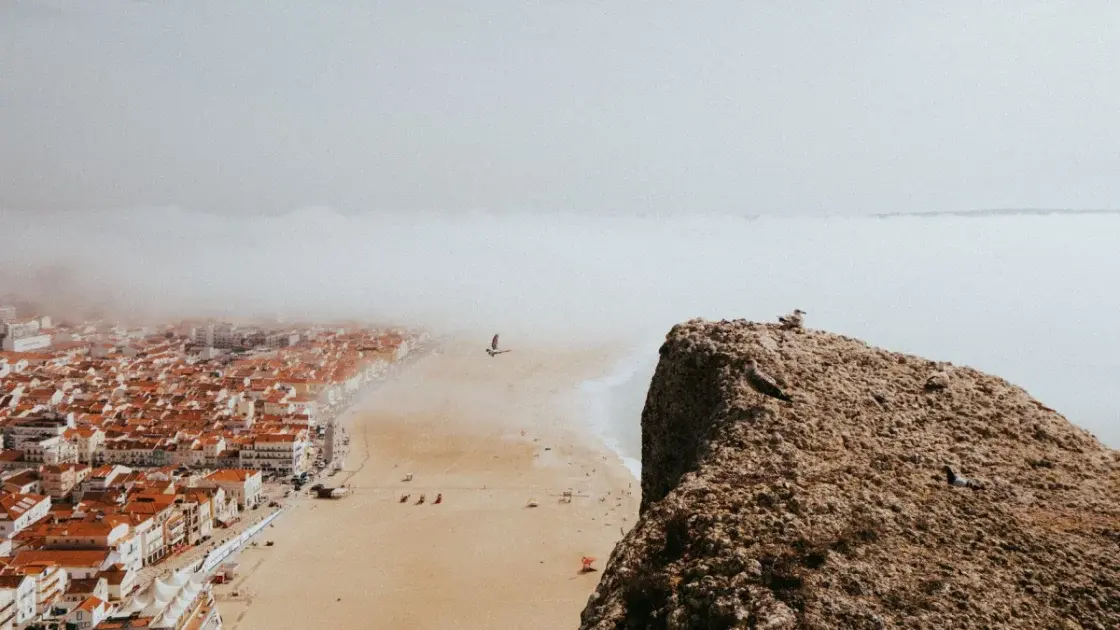 Nómadas Digitais em Portugal: Os Melhores Destinos de Praia para Trabalhar Remotamente em 2026
