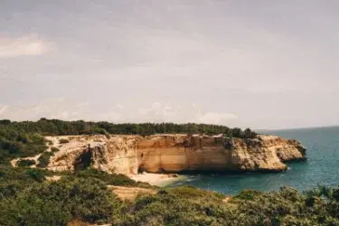 Carvoeiro e Lagoa: Guia Completo das Praias, Grutas e Percursos em 2026