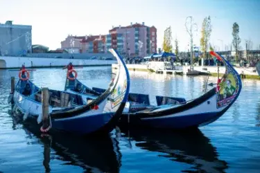 Aveiro e Costa Nova: Guia Completo de Praias, Ria e Casas às Riscas 2026