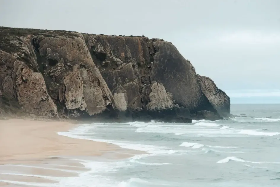 Praia de Monte Clérigo: Guia Completo da Melhor Praia da Europa 2026