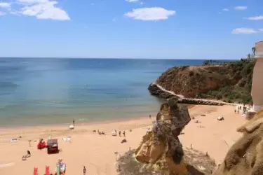 Estacionamento nas Praias de Portugal em 2026: Preços, Zonas Gratuitas e Como Evitar Multas