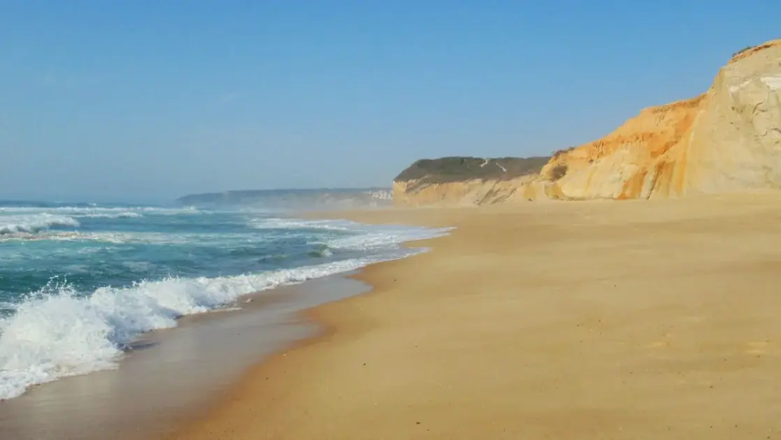 Quedas de Arribas nas Praias de Portugal 2026: Onde é Perigoso e Como se Proteger