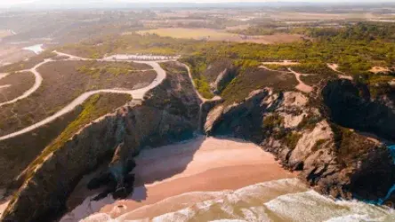 Acampar na Praia em Portugal 2026: É Proibido? Regras, Multas e Onde Pernoitar Legalmente