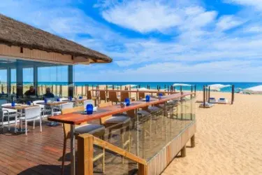 Beach Clubs e Bares de Praia em Portugal: Guia Completo Verão 2026